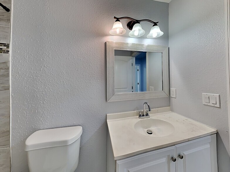 Building Photo - 3979 Versailles Dr