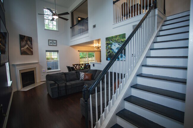 Building Photo - 665 Lakeside Cir