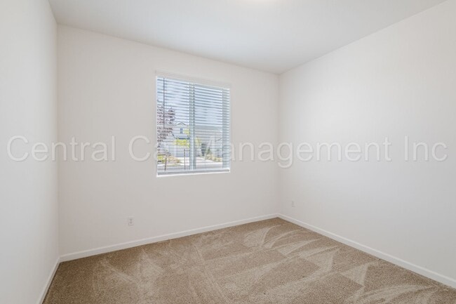 Building Photo - 4 Bedroom/3 Bath Home with Solar in Commun...