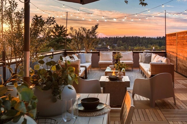 Building Photo - Skyview Townhome: Luxury Living in Lake Oswego's Premier First Addition Neighborhood