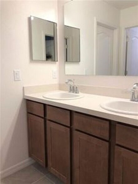 Building Photo - 3847 Exeter Ln