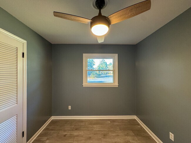 Building Photo - Charming 3 Bed 1.5 Bath Home with Flex Room