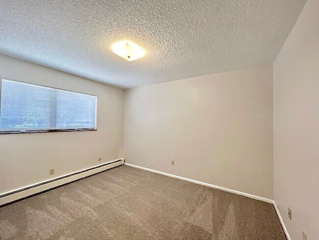 Building Photo - 6455 Yvonne Way