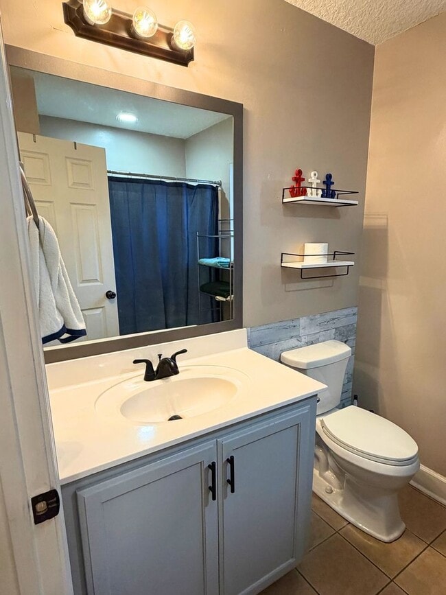 Building Photo - 4/2 with a LARGE fenced in yard!