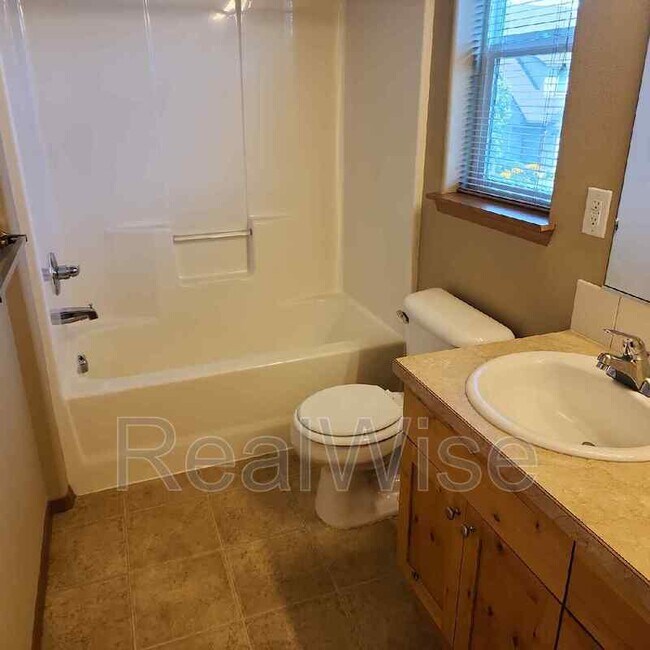 Building Photo - 2885 SW Indian Cir