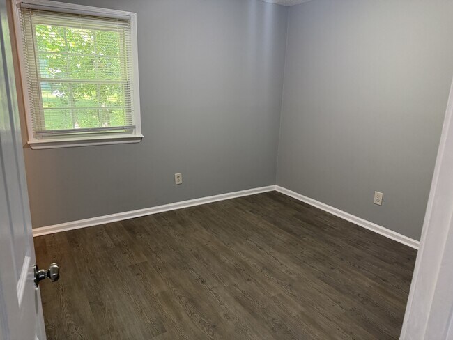 Building Photo - 2338 Brentwood St