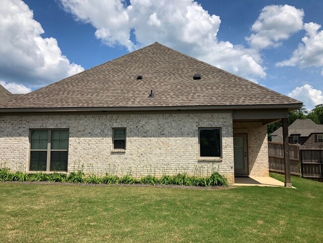 Building Photo - Beautiful Brick Home in Mimms Trail