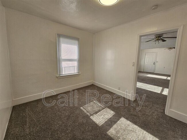 Building Photo - 2721 E Rowan Ave
