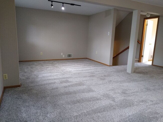Building Photo - Stunning 4 bedroom 2 bath Virginia Village...
