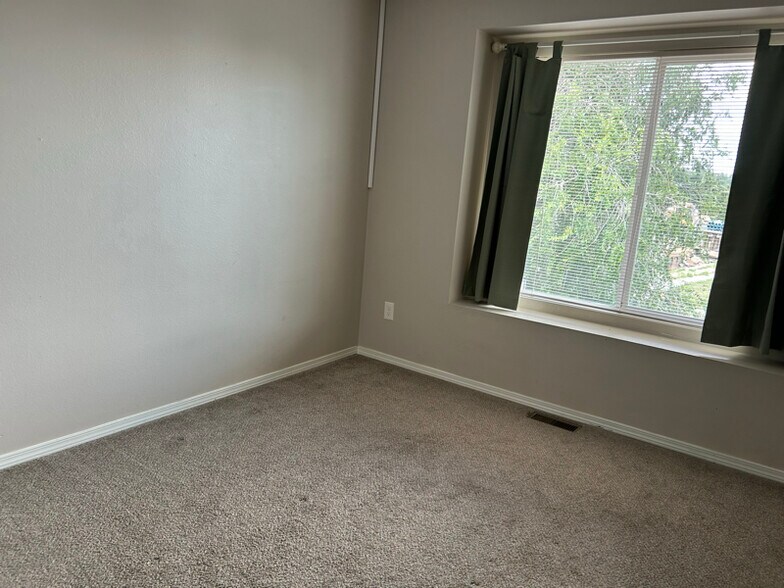 Building Photo - 1501 Coolcrest Dr