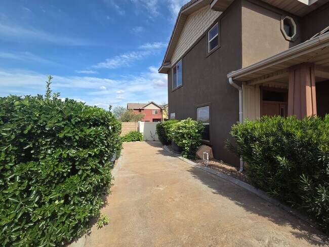 Building Photo - Shadow Ridge 3 Bedroom