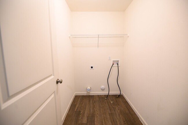 Building Photo - Like new construction 2 story home 4 bedro...