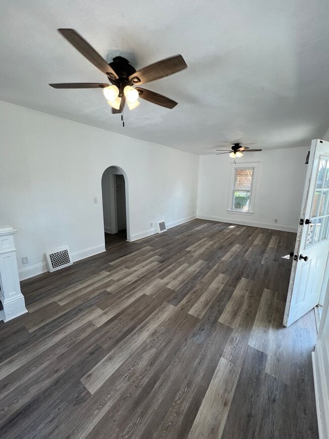 Building Photo - 3 bed /2 bath single family rental home fo...