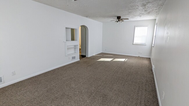 Building Photo - Cute 1-bed house with carport & more