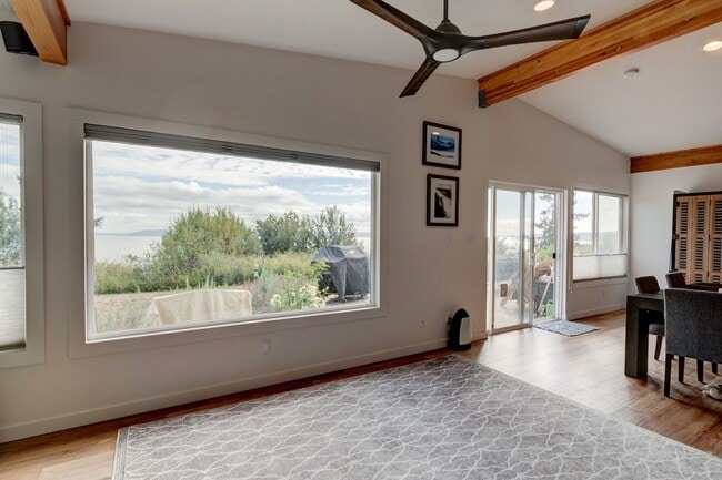 Building Photo - 3 Bedroom 2 Bath Home with a Wonderful View