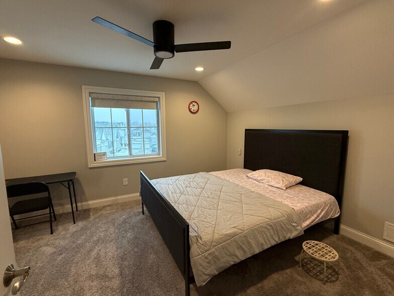 Building Photo - 391 Village Ln