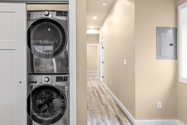 Building Photo - 917A 17th Ave