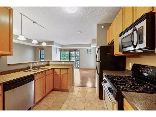 Building Photo - 2565 Franklin Ave