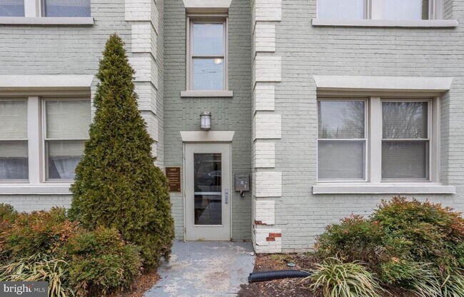 Building Photo - 4405 1st Pl NE