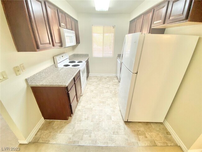 Building Photo - 5081 River Glen Dr