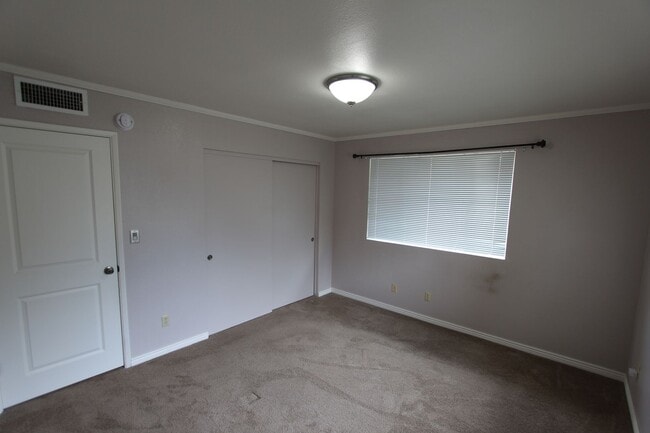 Building Photo - AVAILABLE NOW! Stunning Single-Level Flagstaff Home | Mountain Views & Private Backyard!