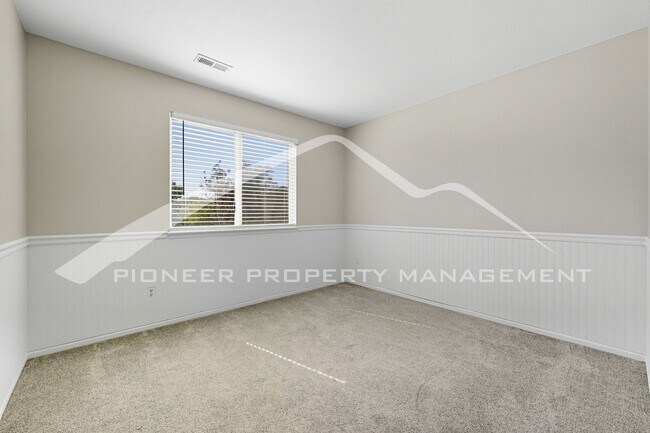 Building Photo - Spacious Home with Central AC and Washer/D...