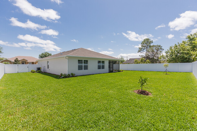Building Photo - 10 Fairchild Ln