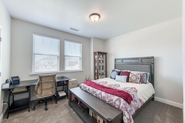 Building Photo - Gorgeous 4/2 Crown Home In Riverstone Community