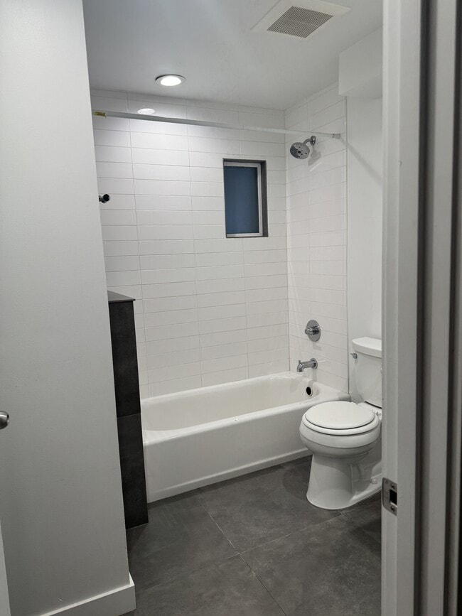 Building Photo - 2311 SE 11th Ave