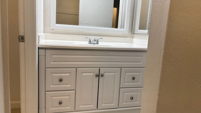 Building Photo - Spacious 2 bed/2 bath condo in Concord