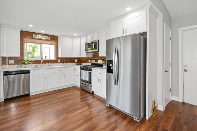 Building Photo - Long Term Unfurnished Rental available a f...