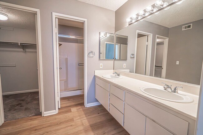 Building Photo - Santa Fe 2 Bedroom Condo for Rent!