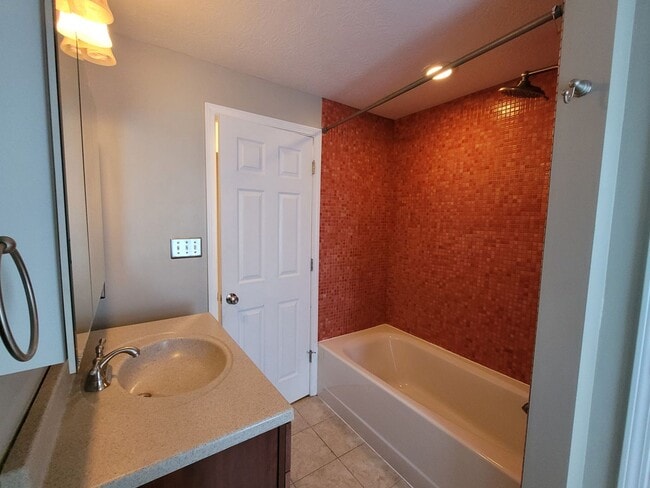 Building Photo - Beautiful 2 Bedroom Home in South Side - C...