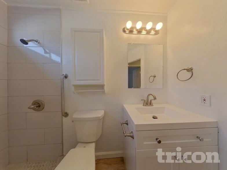 Building Photo - 857 E Saragosa St