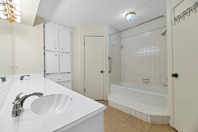 Building Photo - 9842 Pinehurst St