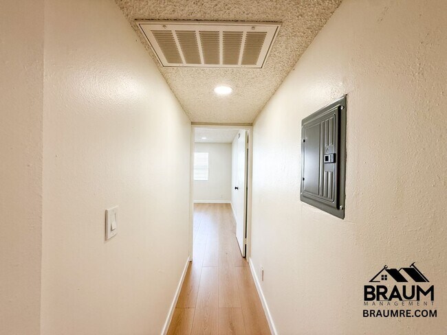 Building Photo - 221 W Elm Ave