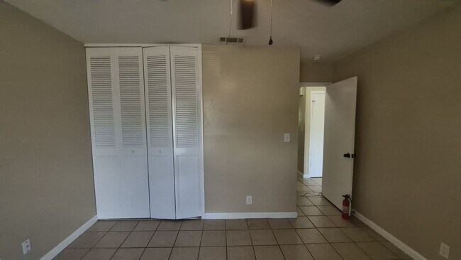 Building Photo - 7102 Glen Point Dr