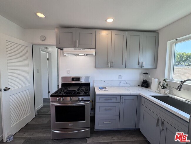 Building Photo - 858 W 88th St