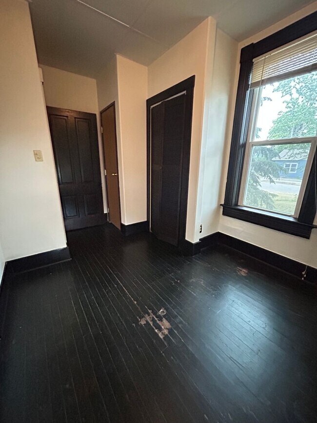 Building Photo - One Bedroom Apartment on La Crosse Northside