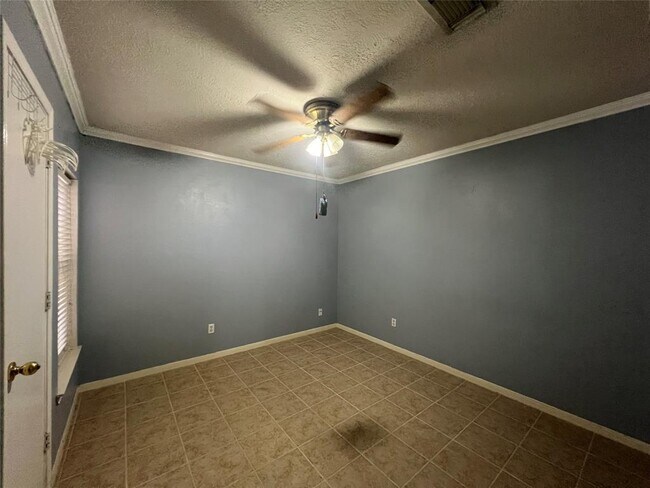 Building Photo - 7430 Village Lake Dr