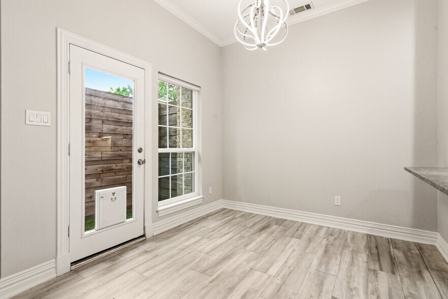 Building Photo - 10 Stonebriar Ct