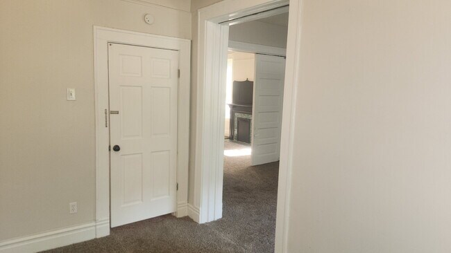 Building Photo - "Cozy 2-Bedroom Duplex in the Heart of St....