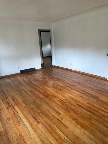 Living Room (diff view) - 4603 Otis St