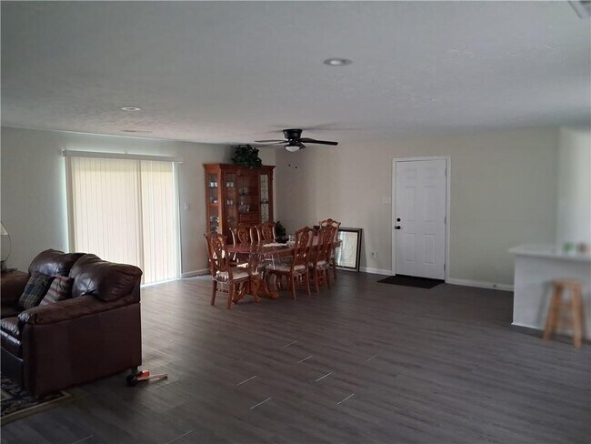 Building Photo - 2275 Briarwood Dr SW