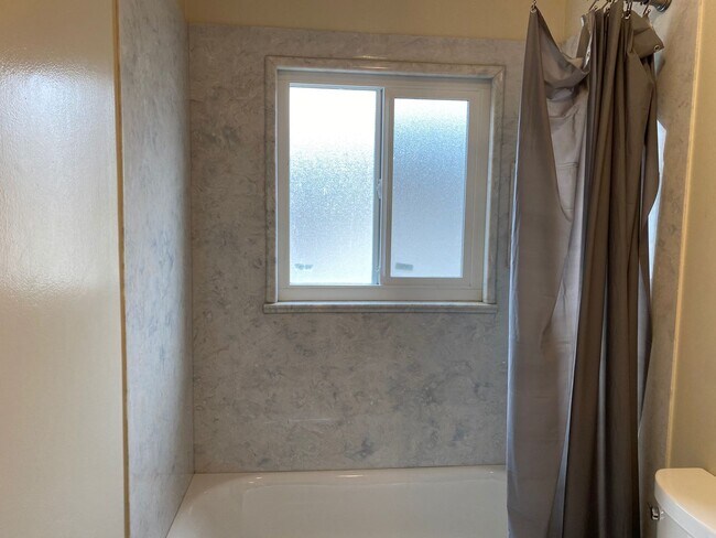 Building Photo - Epic REA-Great 1 BR/1 BA Unit in a S/S Duplex