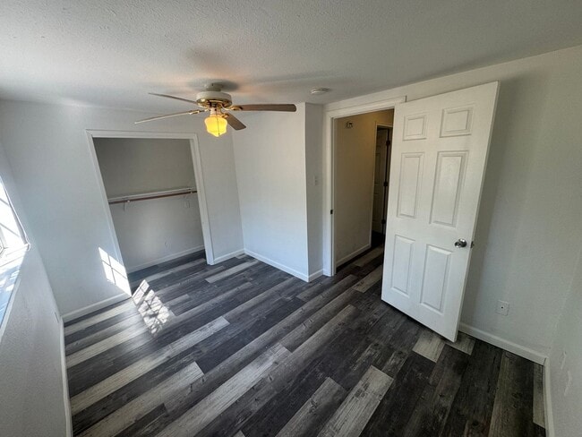 Building Photo - Small Single Family Home | 2 bed 1 bath | ...