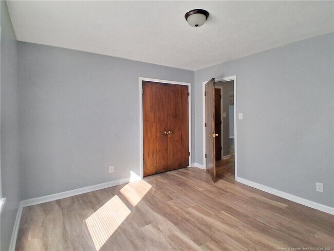 Building Photo - 1086 Essex Pl