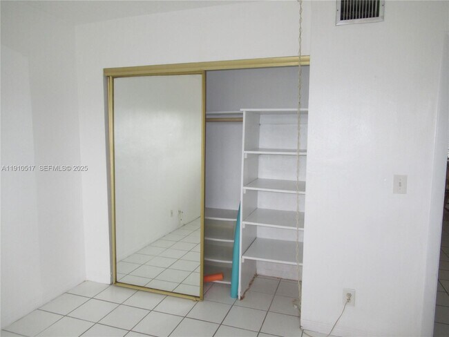 Building Photo - 581 Blue Heron Dr