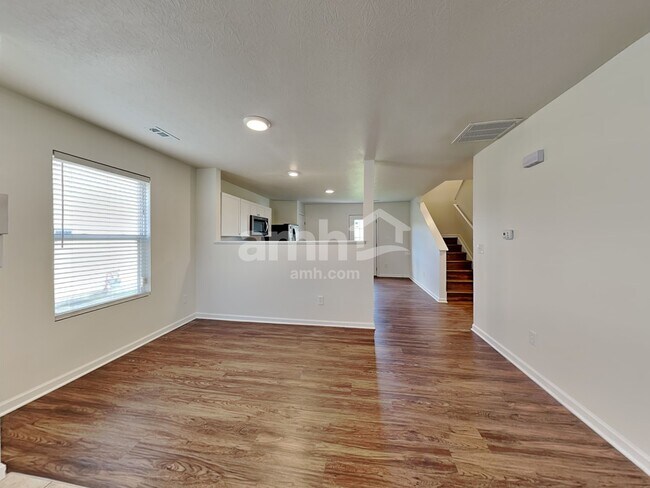 Building Photo - 1245 Cloverview St