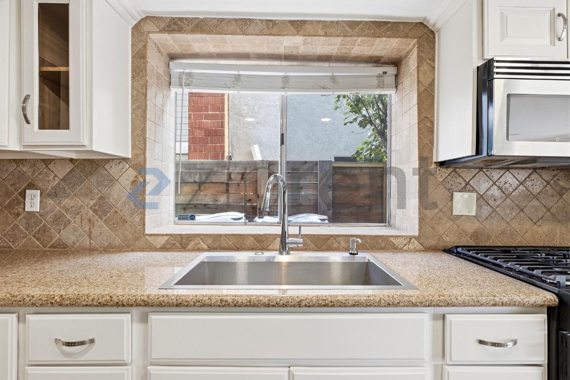 Building Photo - 23913 Parkland Ave